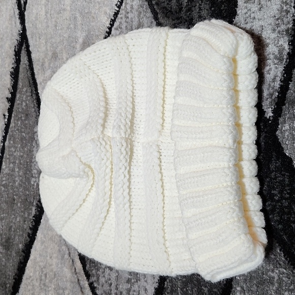 C.C IVORY CLASSIC CABLE-KNIT WINTER BEANIE HAT - Picture 4 of 8